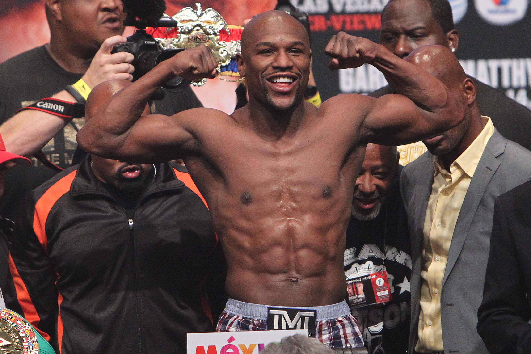 Mayweather vs. Canelo weigh-in results, photos, video ...