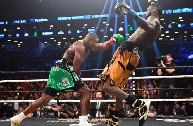 Round 7: Luis 'King Kong' Ortiz unloads on Wilder who was visibly shaken up.