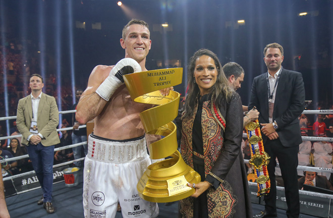 Rasheda Ali presents the Muhammad Ali Trophy to Callum Smith (Credit: World Boxing Super Series)