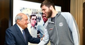 Top Rank Signs Light Heavyweight Contender Umar Salamov, Pictured with Bob Arum. Photo Credit: Mikey Williams / Top Rank.