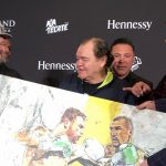 Slone presenting Saul ‘Canelo’ Alvarez with a canvas of him and Sergey Kovalev. Photo Credit: @SloneArt TwitterSlone presenting Saul ‘Canelo’ Alvarez with a canvas of him and Sergey Kovalev. Photo Credit: @SloneArt Twitter