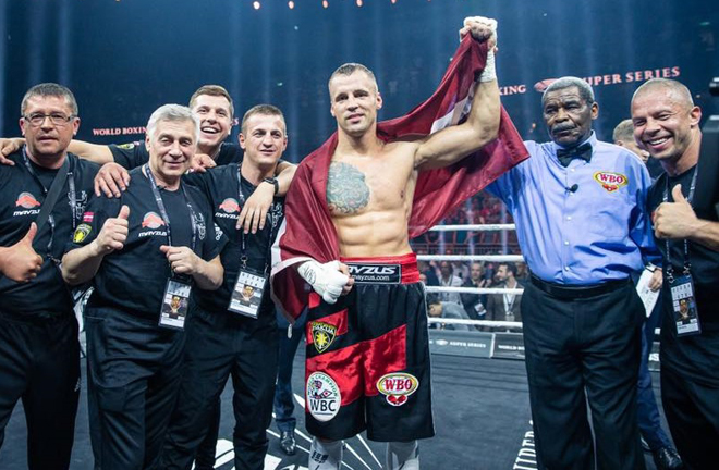 Bolotniks trains alongside WBO Cruiserweight champion Mairis Briedis Photo Credit: World Boxing Super Series