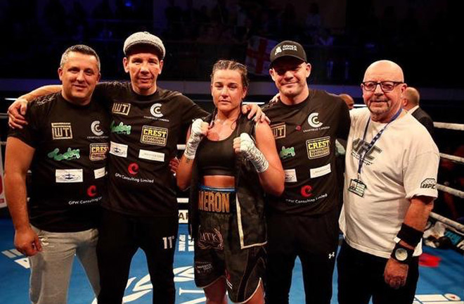 Chantelle surrounded by her new team which includes Jamie Moore and Nigel Travis. Photo Credit: Scott Rawsthorne / MTK Global