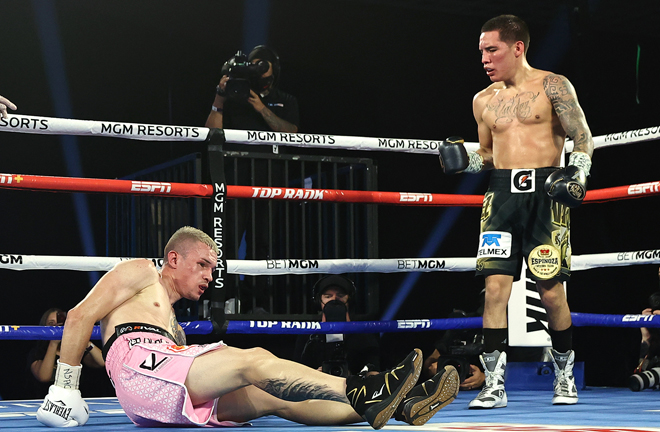 Valdez scored three knockdowns on route to a tenth round stoppage Photo Credit: Mikey Williams/Top Rank