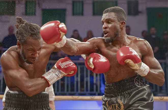 Ofori put up a valiant effort against Ohara Davies. Photo Credit: Scott Rawsthorne / MTK Global