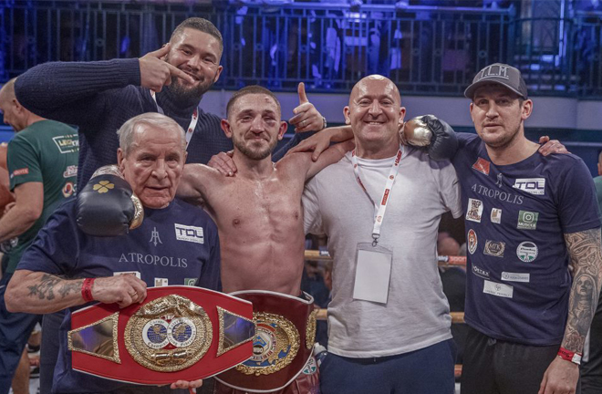 Jazza Dickens celebrates with manager Tony Bellew after reaching the final Photo Credit: Scott Rawsthorne / MTK Global