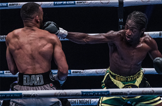 It was a close affair between Ennis-Brown and Bowes with rounds tough to score Photo Credit: Scott Rawsthorne / MTK Global