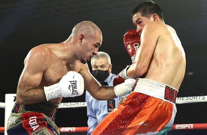 Pedraza switched up his attacks to thwart Molina Photo Credit: Mikey Williams / Top Rank