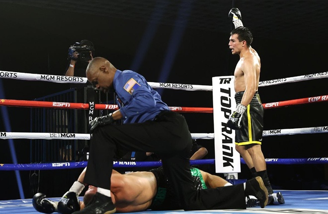 Zepeda ended proceedings with a showreel KO of Baranchyk in the fifth round Photo Credit: Mikey Williams / Top Rank