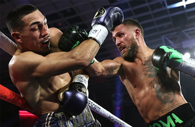 Lomachenko produced a late onslaught Photo Credit: Mikey Williams/Top Rank