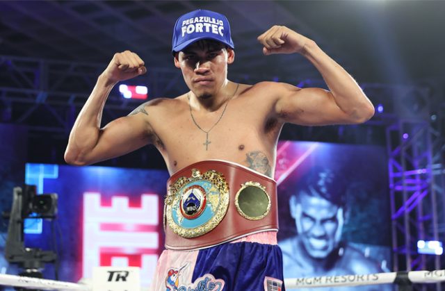 Emanuel Navarrete claimed the WBO Featherweight world title to become a two-weight world champion in Las Vegas on Friday Photo Credit: Mikey Williams / Top Rank