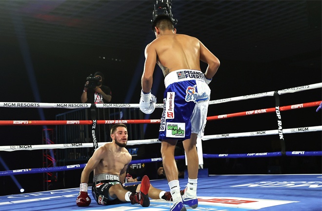 Navarrete dropped Ruben Villa twice on route to a close unanimous decision win Photo Credit: Mikey Williams / Top Rank