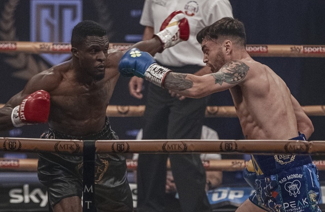 Rounds were tight to score with Davies having marginally more success on the inside Photo Credit: Scott Rawsthorne / MTK Global