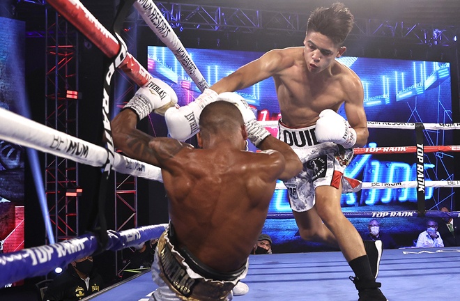 Robson Conceicao climbed off the canvas to beat Luis Corea Photo Credit: Mikey Williams/Top Rank