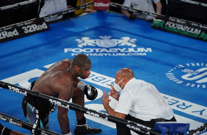 Dubois took a knee in the tenth round and did not make referee Iain John Lewis' count Photo Credit: Round 'N' Bout Media/Queensberry Promotions