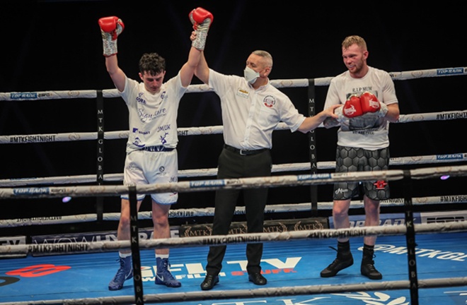 Dave Allen's protégé Danny Murrell overcame Dale Arrowsmith on debut Photo Credit: Scott Rawsthorne/MTK Global