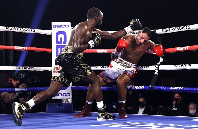 Crawford made the crucial breakthrough in the fourth round to halt the brave Brook Photo Credit: Please credit Mikey Williams/Top Rank via Getty Images