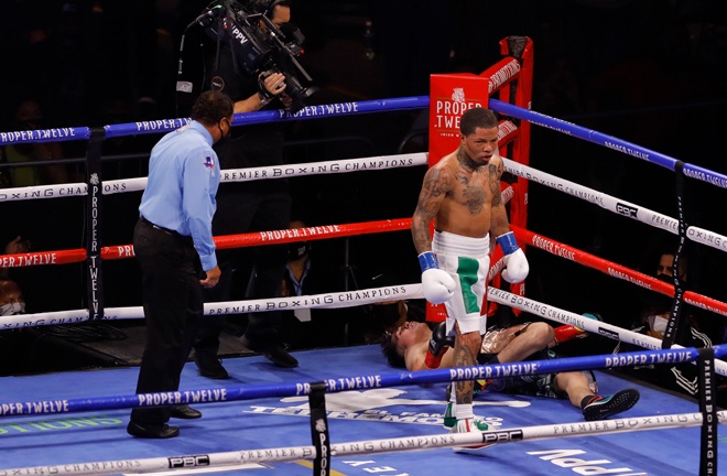 Santa Cruz was left out cold by Davis' devastating uppercut before rising to his feet Photo Credit: Esther Lin/SHOWTIME