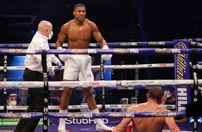 Joshua knocked down Pulev in round three Photo Credit: Dave Thompson/Matchroom Boxing