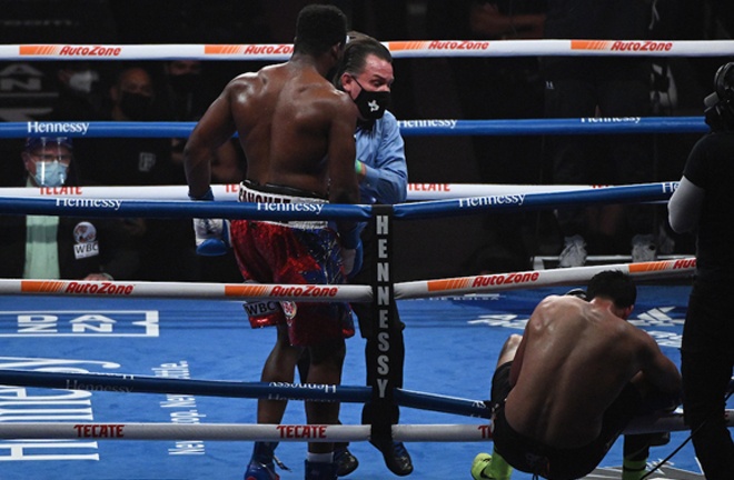 Frank Sanchez knocked Julian Fernandez out and through the ropes Photo Credit: Al Powers/Matchroom Boxing