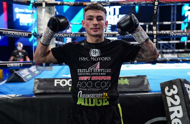 Lightweight prospect Sam Noakes breezed to a fifth straight professional victory Photo Credit: Round 'N' Bout Media/Queensberry Promotions