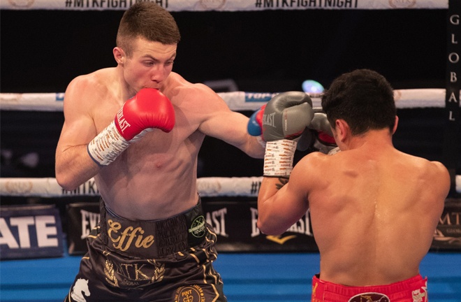 Pierce O'Leary saw off Irvin Magno to remain undefeated Photo Credit: Scott Rawsthorne / MTK Global