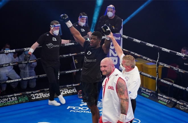 Adeleye preserved his undefeated record Photo Credit: Round 'N' Bout Media/Queensberry Promotions