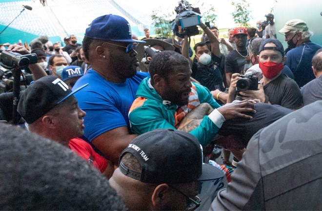 Mayweather clashed with Logan's brother Jake Paul after the press conference Photo Credit: proboxing-fans.com