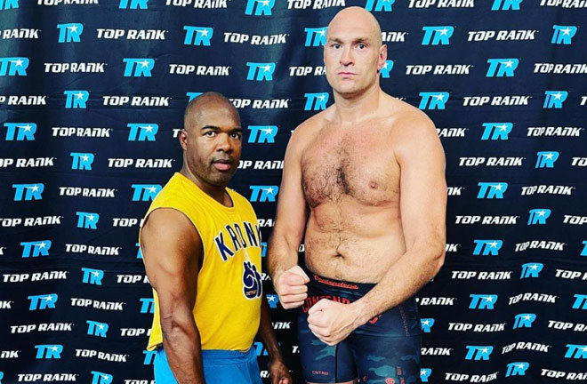 Fury says trainer SugarHill Steward will be one of only four full-time camp members Photo Credit: @gypsyking101