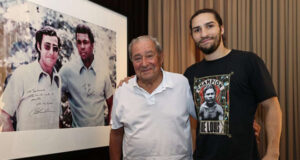 Nico Ali Walsh alongside Bob Arum who promoted 27 of his grandfather's bouts Photo Credit: Mikey Williams/Top Rank