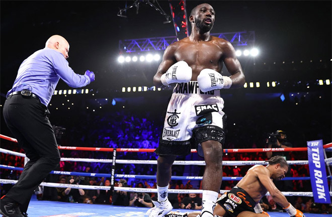 Crawford ended Porter's brave resistance with two knockdowns Photo Credit: Mikey Williams /Top Rank via Getty Images