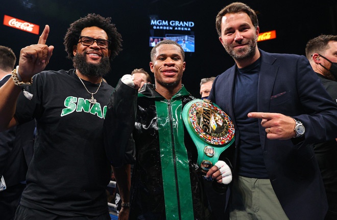 Haney (c) alongside promoter, Eddie Hearn (r) and father and trainer, Bill Haney (l) Photo Credit: Ed Mulholland/Matchroom