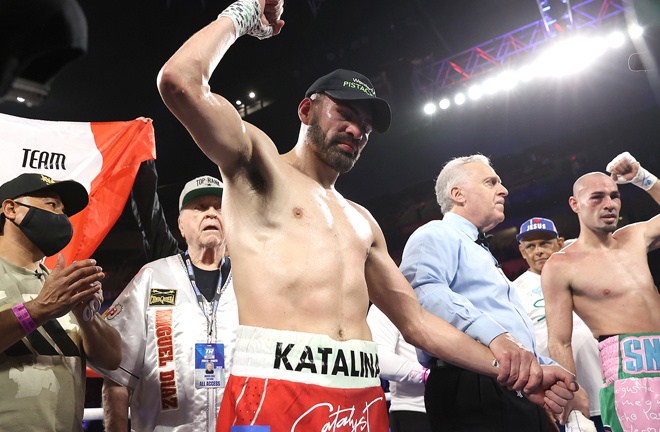 Jose Carlos Ramirez celebrates his Unanimous win over Jose Pedraza winning 116-112 on all 3 scorecards. Photo Credit: Mikey Williams/Top Rank Boxing.