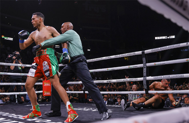 Benavidez had Lemieux down and out of the ropes in the second round Photo Credit: Esther Lin/SHOWTIME