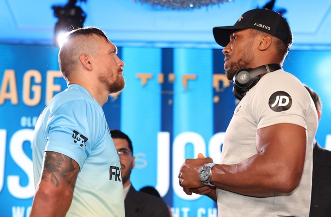 Usyk and Joshua face-to-face ahead of their rematch on August 20 in Saudi Arabia Photo Credit: Mark Robinson/Matchroom Boxing