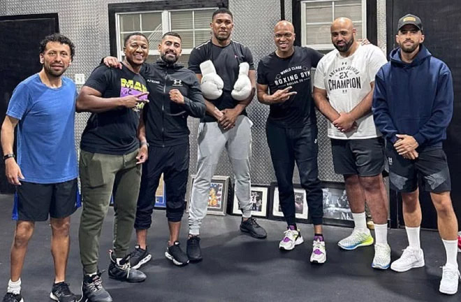 Joshua training with Derrick James in the USA Photo Credit: @derrickdjames1 Instagram