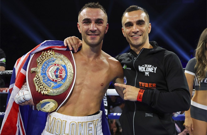 Andrew Moloney (R) looks to join his twin brother Jason Moloney (L) in becoming world champion Photo Credit: Mikey Williams/Top Rank