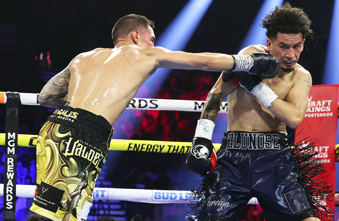 Valdez beat Lopez again in their rematch Photo Credit: Mikey Williams/Top Rank via Getty Images