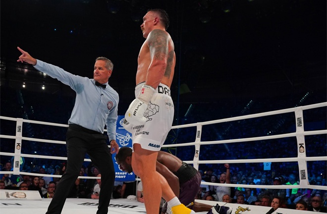 Dubois failed to beat the referee's count after Usyk knocked him down for a second time Photo Credit: Stephen Dunkley/Queensberry Promotions
