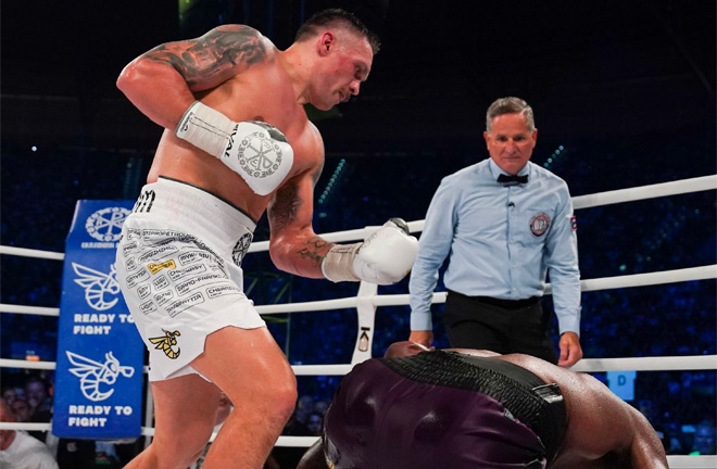 Usyk stopped Dubois in August Photo Credit: Stephen Dunkley/Queensberry Promotions