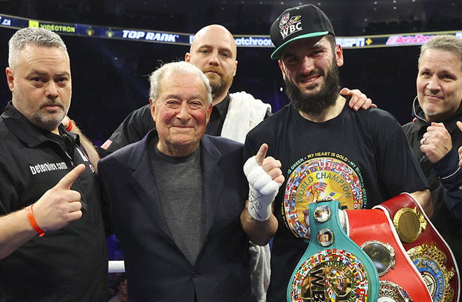 Beterbiev retained his WBC, WBO and IBF light heavyweight titles Photo Credit: Mikey Williams/Top Rank