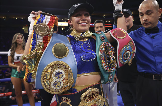 Estrada celebrates becoming the undisputed champion.  Photo: Mikey Williams/Top Rank