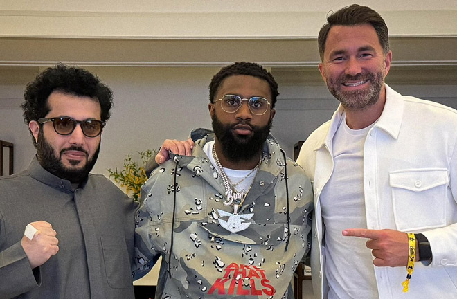 Ennis alongside His Excellency Turki Alalshikh (L) and Eddie Hearn (R) Photo Credit: TURKI ALALSHIKH Twitter