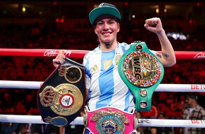 Alaniz became the new unified world flyweight champion Photo Credit: Golden Boy / Cris Esqueda