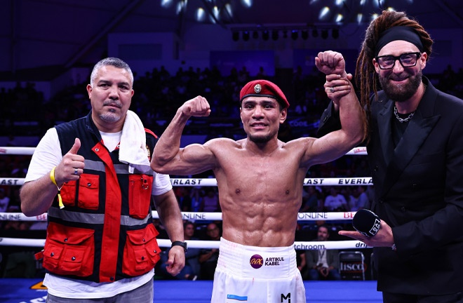 Murodjon Akhmadaliev celebrates after his victory over Luis Castillo photo: Melina Pizano/ Matchroom
