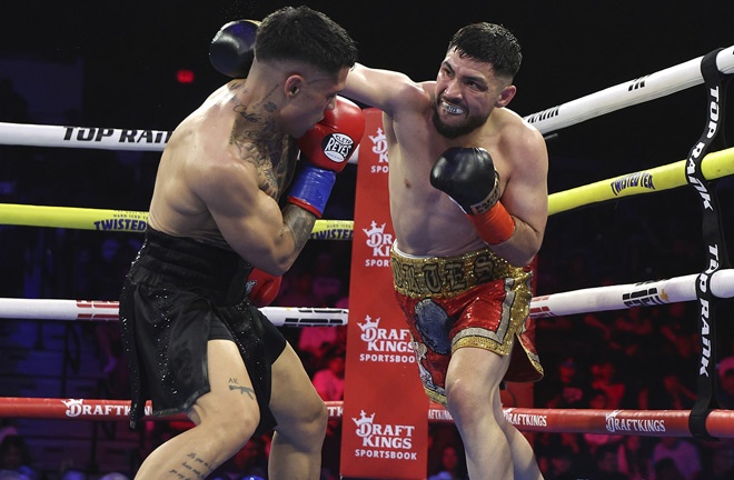 Cortes defeated Jimeneza photo: Mikey Williams/Top Rank