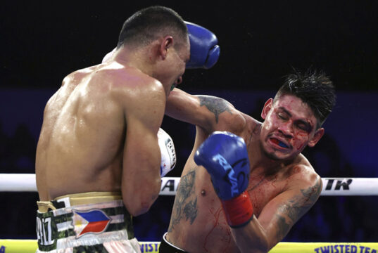 Emanuel Navarrete retained his WBO super featherweight world title with a technical decision win over Charly Suarez in San Diego Photo Credit: Mikey Williams/Top Rank