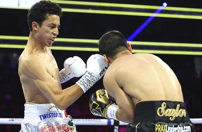 Espinoza was ruthless in defending his WBO featherweight world title Photo Credit: Mikey Williams/Top Rank