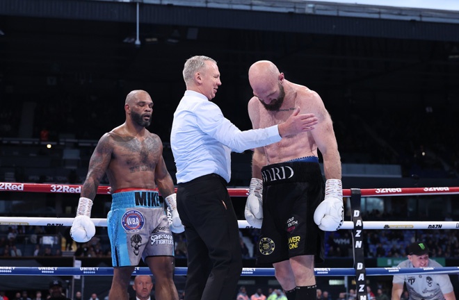Steven Ward was detained by Mike Perez in the 9th round of Leigh Dawney/Queensberry.