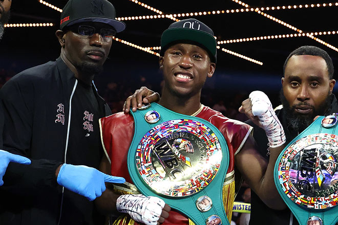 Bruce Carrington won in style credit Mikey Williams/Top Rank